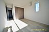 洋室：白い壁紙と木目が美しい床のお部屋は明るく落ち着いた雰囲気の印象です。どんな色の家具でも合いますので自分好みの素敵なお部屋にカスタマイズできますね☆(3号棟)