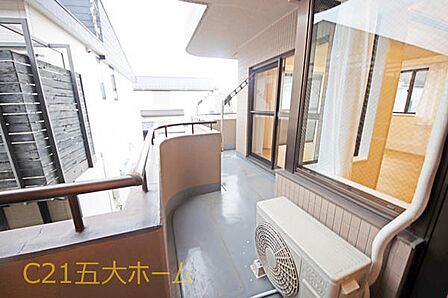 爽やかな風と広がる空を感じられるバルコニー!洗濯物を干すだけでなく日常の中でホッと一息つける癒やしの空間です。