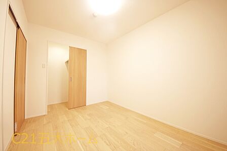 衣類や荷物をたっぷり収納できる大容量収納!お部屋に余計な家具を置かずにすみ開放的な空間を広く活用いただけます。