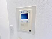TVインターホン。来訪者を確認でき、防犯性、利便性が高く必須設備となっています。
