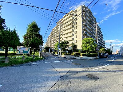 外観：マンション前には弥平一丁目公園があり、住環境が良好です。