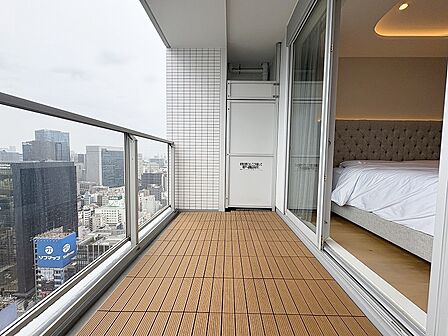 リラックスできる贅沢な場所。自然の風や光を取り入れて素晴らしい景色を楽しむことが出来ます。屋外で植物栽培や多利用でき新鮮な空気や自然光を取り入れながら室内とのつながりをご確認頂けます！