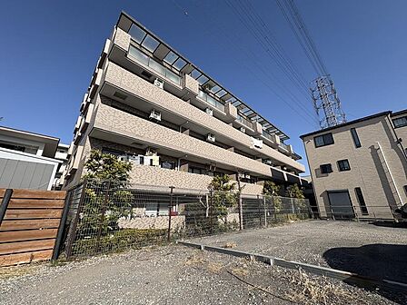豊かな陽光と街並みが奏でるトキを家族で愉しむ暖かな採光と心地良い風のハーモニー、きれいにお使いになられている室内を実際にご堪能下さい。