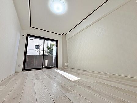 「洋室6帖」主寝室に合う広さと明るさを確保。クローゼットも完備しています。疲れた体を癒して下さい。