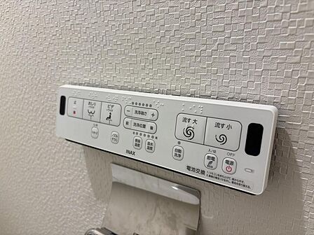 日本を訪れた外国の方で「使ってみて驚いた」と仰る方の多い、ウォシュレット。おしりを優しく洗ってくれるだけではなく、パワー脱臭機能なども備え、快適な空間を創出する機能もございます。