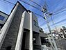 外観：青空に映えるスタイリッシュな外観
