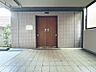 エントランス：玄関は訪問者に暖かさと歓迎感を与える重要な場所。美しいデザインと機能性を備え、安全性を確保して心地よい出入り口を提供します。