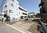 外観：自然色の外壁や綺麗に整えられているエクステリアに目を引きます。家の建物自体がしっかりとした構造で、安心と耐久性が感じられます。人々は通り過ぎるたびに、家の魅力に引かれ心躍る気持ちになります。