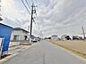 外観：「前面道路」物件前面の広々とした道路は、車の出し入れもスムーズで安心。閑静な住宅地と畑が広がり、お子様とのびのびと過ごせる穏やかな住環境が魅力です。