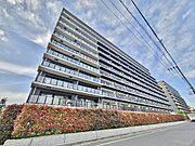 獨協大学前駅徒歩7分。地下鉄も乗り入れて都心へのアクセス便利！。7階部分ですが上階がない南東向きのお部屋。ペット飼育可(規約有)。24時間ゴミ出し可。