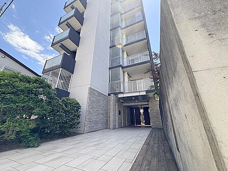 洗練されたコンクリート壁と豊かな緑が調和するアプローチ。足元はフラットでペットとのお散歩も快適。南と北にバルコニーを備えた、風通しの良い3LDKの住まいです。