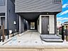 駐車場：～雨に濡れないガレージ～建物の内部に組み込まれたビルトインガレージを全棟に採用。大切な愛車を雨風から守るだけでなく、屋根伝いに玄関へ繋がっているため、雨の日も濡れずに快適に出入りが可能です。