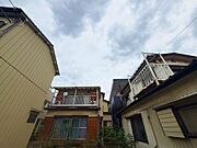周辺は落ち着いた住宅街が広がる、穏やかな住環境です。既存建物がある状態ですが、更地渡し等の条件次第で、前述のプランのような光あふれる3階建て・ルーフバルコニー付きの住まいが実現可能な敷地