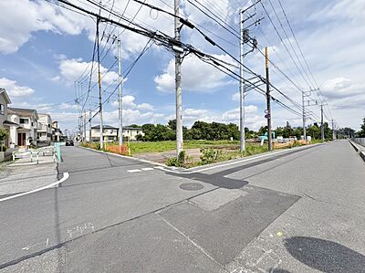 外観：戸塚安行駅からバス便あり。自由設計の宅地分譲。あなたのライフスタイルに合ったお住まいを自由に建築できる分譲地です。全区域、30坪～33坪。