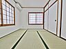 室内：意外と最近は珍しくなってきた「和」の空間。なぜかその居心地に癒される和室、リビングと続間です。