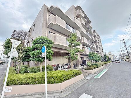 長谷工コーポレーション施工のRC造6階建外観 。全部委託管理・日勤方式で、綺麗に整えられた植栽など管理体制も良好です。