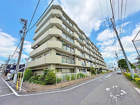青空に映えるスタイリッシュな外観。総戸数45戸の落ち着いた規模感で、管理体制も良好です。新しい暮らしのスタートを爽やかに迎えてくれそう。
