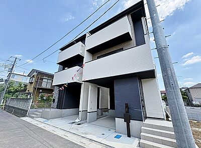 外観:白とダークグレーのコントラストが美しい、洗練されたモダンな外観。 外観:白とダークグレーのコントラストが美しい、洗練されたモダンな外観。