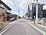 外観：青空が広がる穏やかな住宅街。お子様との散歩や家族の団らんを育む、安心の住環境です。（2026年7月撮影）
