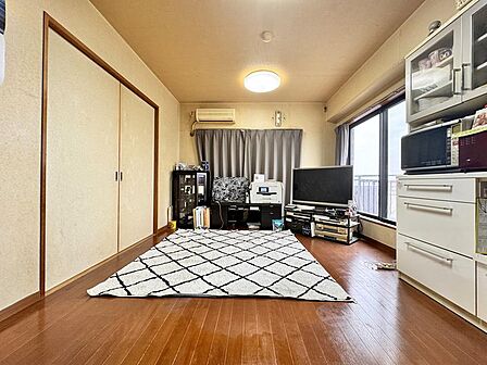 家具を配置しやすいゆとりある広さのリビング。大きな窓から心地よい光が差し込み、家族団らんの時間を穏やかに演出します。隣接するお部屋との間仕切りを閉めることで、個室としてもフレキシブルに使えます。