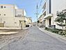 外観：青空の下、モダンなデザインの建物が並ぶ閑静な住宅街。落ち着いた街並みは、お子様との散歩や家族の穏やかな日常を育むのに最適です。