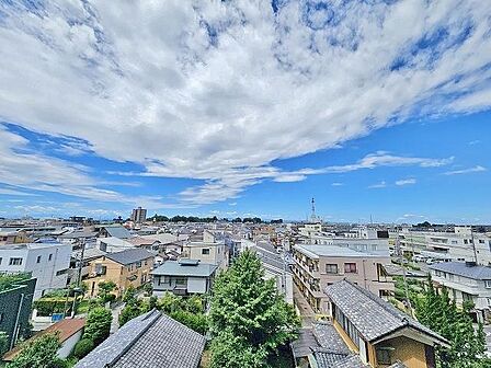 広々と横に広がったバルコニーは、日差しをこれでもかというくらい差し込んでくれます。お洗濯物を干しても、天気がいい日ならすぐ乾きそう。