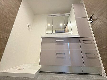 白を基調とした洗面所