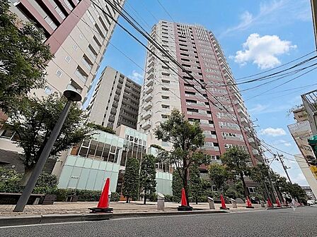 東武伊勢崎線「草加」駅まで徒歩約3分と通勤・通学に大変便利な好立地です。周辺には商業施設が豊富に揃い日常の買い物も快適。オートロックや宅配ボックスなど充実の設備で安心の暮らしをサポートします