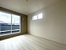 子供部屋：シックなアクセントクロスがおしゃれな雰囲気を演出する洋室。