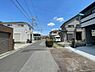 外観：ゆとりある幅員の前面道路に接した、開放的で安心感のある街並み。車のすれ違いもスムーズで、毎日の運転も安心です。落ち着きのある整った住環境が心地よい暮らしを叶えます。