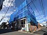 外観：2号棟。西側4.5ｍ公道と南側私道の角地につき陽当・通風良好。2026年9月中旬撮影。