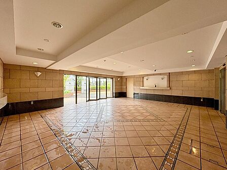 「マンションセキュリティ」マンションのエントランスにはオートロックシステムがございます。来客の際は室内からも来訪者が確認出来るので、お子様がお留守番の際も安心ですね。