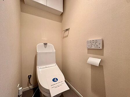 トイレ関係の設備も一新されています。もちろん温水洗浄機能付き便座です。気になる水回り関係が新しくなっていると、気持ちよく新生活が始められますね。