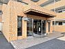 エントランス：周辺には商業施設や生活利便施設が充実しており、買物もしやすく快適で暮らしやすい住環境が整っています。