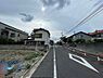 外観：前面道路含む現地。