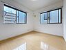 洋室：住まう方でカスタマイズしていただけるシンプルなデザインの内装。ご自身で素敵な空間を創り上げられます。