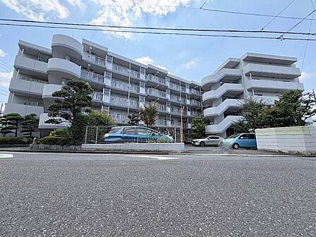 JR京浜東北線・武蔵野線「南浦和」駅徒歩圏内の好立地。周辺にはスーパーや教育施設が整い、暮らしやすい住環境が魅力です落ち着いた街並みとなじむデザインで、心地よい快適な暮らしを提供します