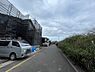 外観：車の出し入れがしやすい6m公道。前面道路含む現地。