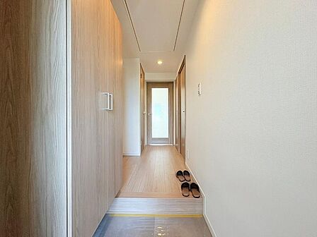 家の顔となる玄関。 収納部分を多く採用し、スッキリとした広さを確保出来ました。ゲストを迎え入れても安心の空間です。