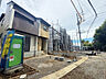 外観：「好評分譲中」シックな外観が印象的な新築分譲住宅。前面道路や敷地もキレイに整えられた開放的な分譲地です。