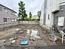 外観：閑静な場所に位置する全二棟の新築分譲住宅です 。現在は更地の状態となっており、周辺の建物との距離感や日照条件など、実際の住環境を事前にしっかりと確認できます。2026年5月下旬撮影