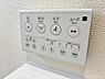 トイレ：日本を訪れた外国の方で「使ってみて驚いた」と仰る方の多い、ウォシュレット。おしりを優しく洗ってくれるだけではなく、パワー脱臭機能なども備え、快適な空間を創出する機能もございます。共通設備、写真はB号棟