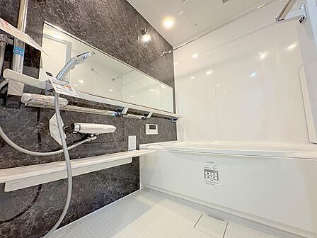 シックなアクセントパネルがおしゃれな癒しの空間ワイドミラーが奥行きを演出し、ゆったりとした浴槽で1日の疲れをリフレッシュできます清潔感に満ちた快適なバスタイムを楽しめる浴室です