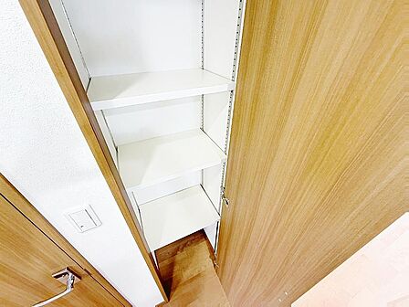 各洋室にクローゼットを完備。さらに、下足入やリネン庫など、収納豊富ですっきりとした暮らしを実現します。荷物が多いご家庭にも嬉しい住まい。