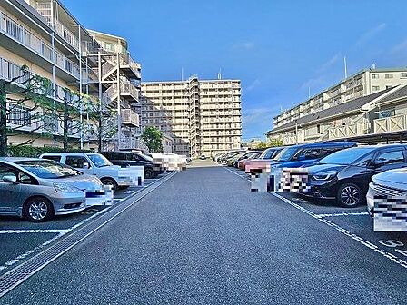 駐車場は広々としているので、駐車が苦手な方にも安心ですね。空き状況はお問い合わせください。