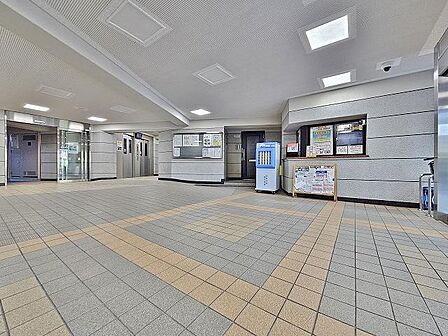 共用部分はやわらかい配色の色使いで、落ち着いた雰囲気がただようようです。毎日この場所を行き来しているにも関わらず、これだけきれいなのは管理が行き届いている証拠ですね。