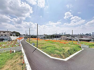 外観：～大宮を望む邸宅地～大宮区に限りなく近い見沼区の高台に佇む邸宅用地。大宮を望む高台に自由にご家族の思いを描く。大きな空と開けた開放感に包まれる全50区画の大型私邸街区の誕生です。