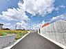 外観：～南ひな壇造成～1区画34坪のゆとりある敷地。通り抜け交通を抑えた街区設計。高台へ続く南ひな壇造成。道路からの視線を遮り、住む方のプライバシーを守ります。全区画建築条件なし土地分譲。