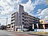 外観：街に溶け合う美しい景観を生みだしているにも関わらず、採光や風通しを考えて設計された間取り。近隣との視線を考え、街全体で調整される窓位置。外観だけでなく、そこに住まうご家族の心地よさを最優先しました。