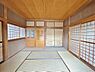 子供部屋：「2階和室8帖」伝統的な和の趣が息づく居室。畳の上で寝転んだり、お子様と遊んだり、家族の絆を深める穏やかな時間をお過ごしいただけます。